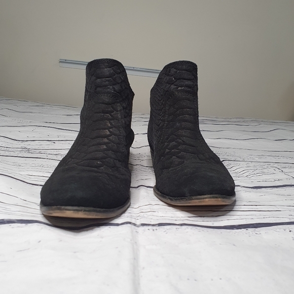 Seychelles Snake Skin Embossed Black Leather Ankle Booties Size 7 - Picture 1 of 8